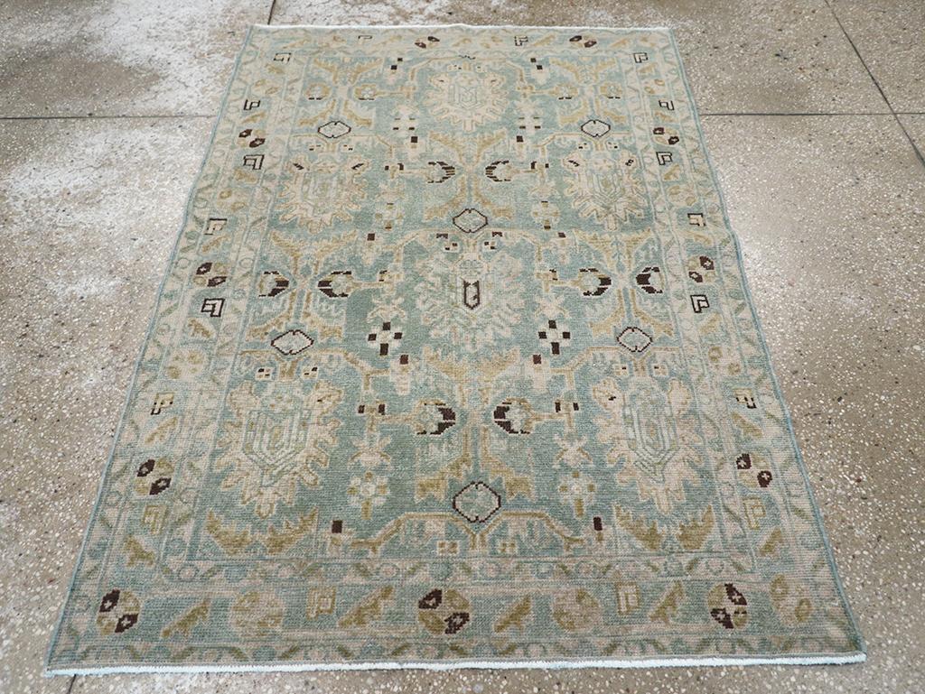 Questo tappeto persiano Malayer della metà del XX secolo, che misura 3' 5