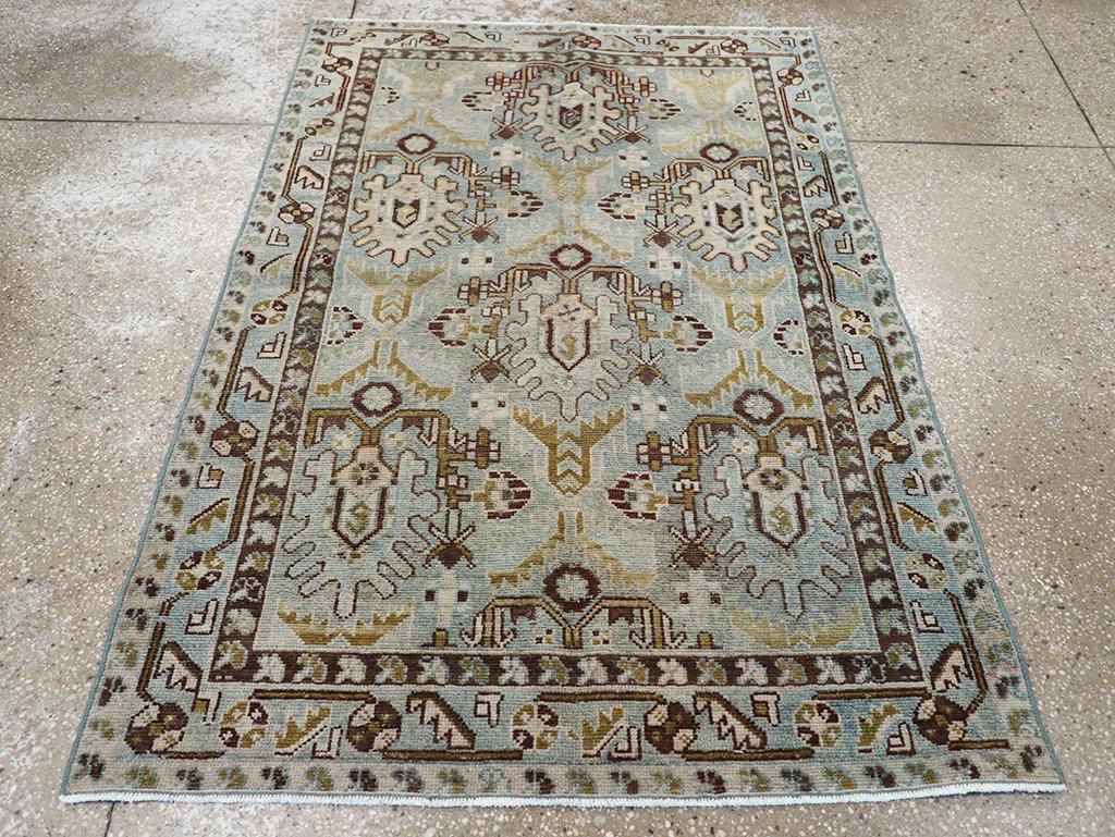 Ce tapis persan Malayer du milieu du 20e siècle, mesurant 3' 5