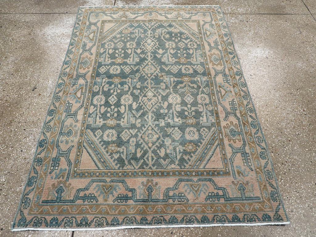 Dieser persische Malayer-Teppich aus der Mitte des 20. Jahrhunderts, der 3' 5