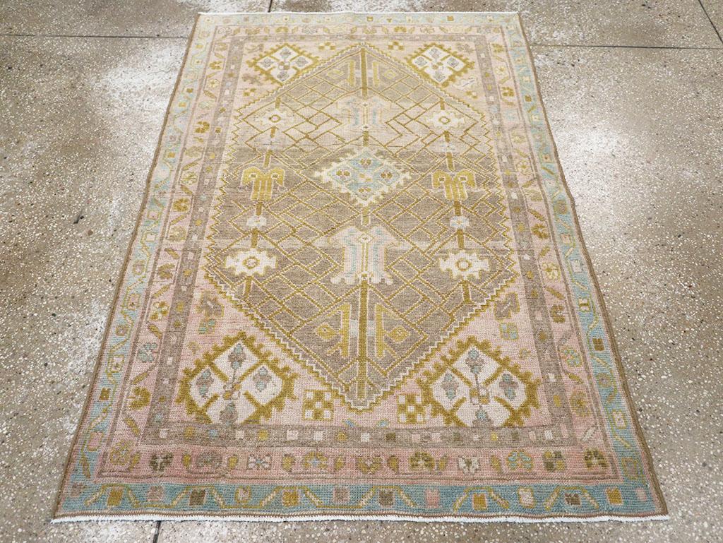 Questo tappeto persiano Malayer della metà del XX secolo, che misura 3' 5