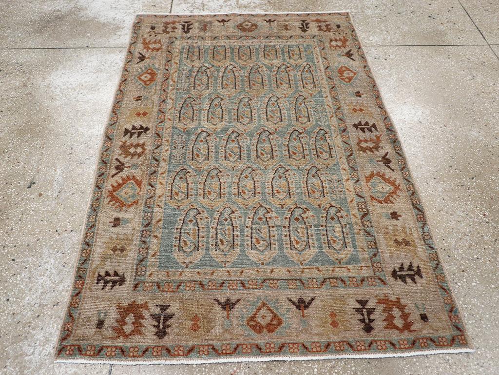 Ce tapis persan Malayer du milieu du 20e siècle, mesurant 3' 5