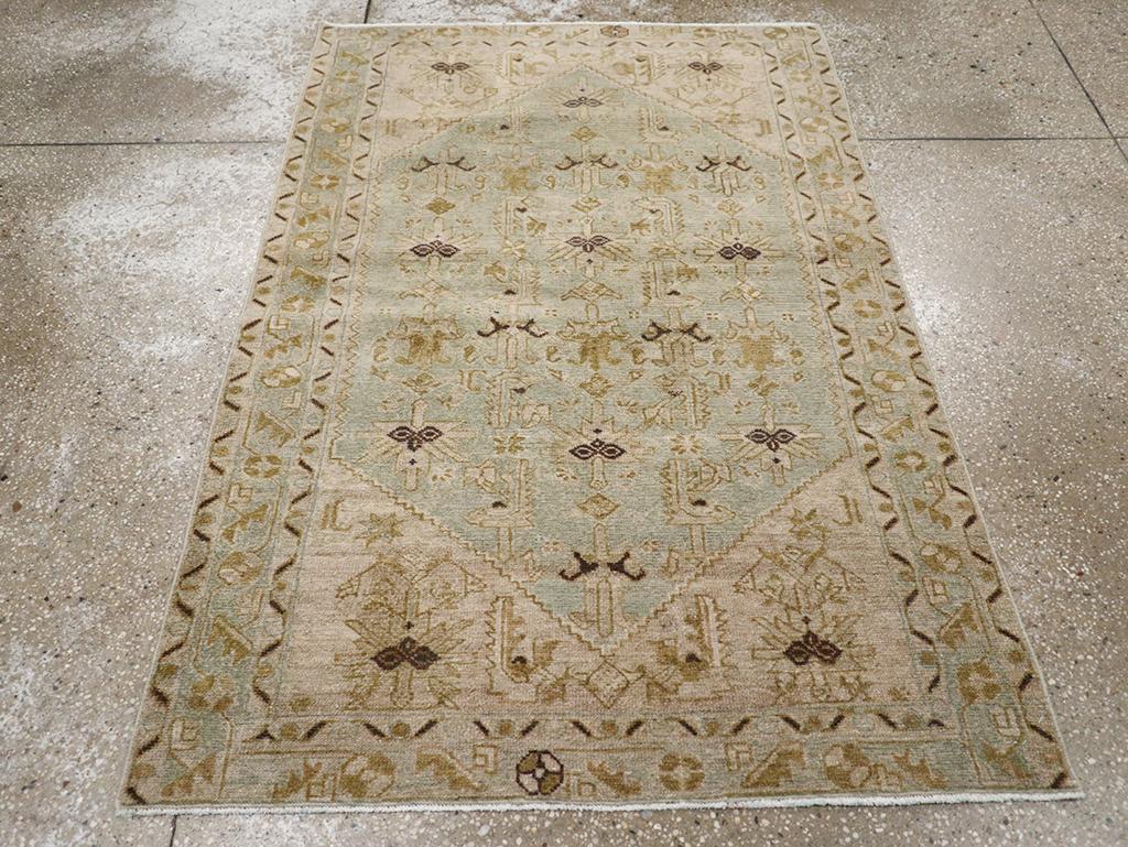 Ce tapis persan Malayer du milieu du XXe siècle, mesurant 3' 5