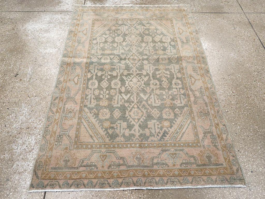 Ce tapis persan Malayer du milieu du 20e siècle, mesurant 3' 5