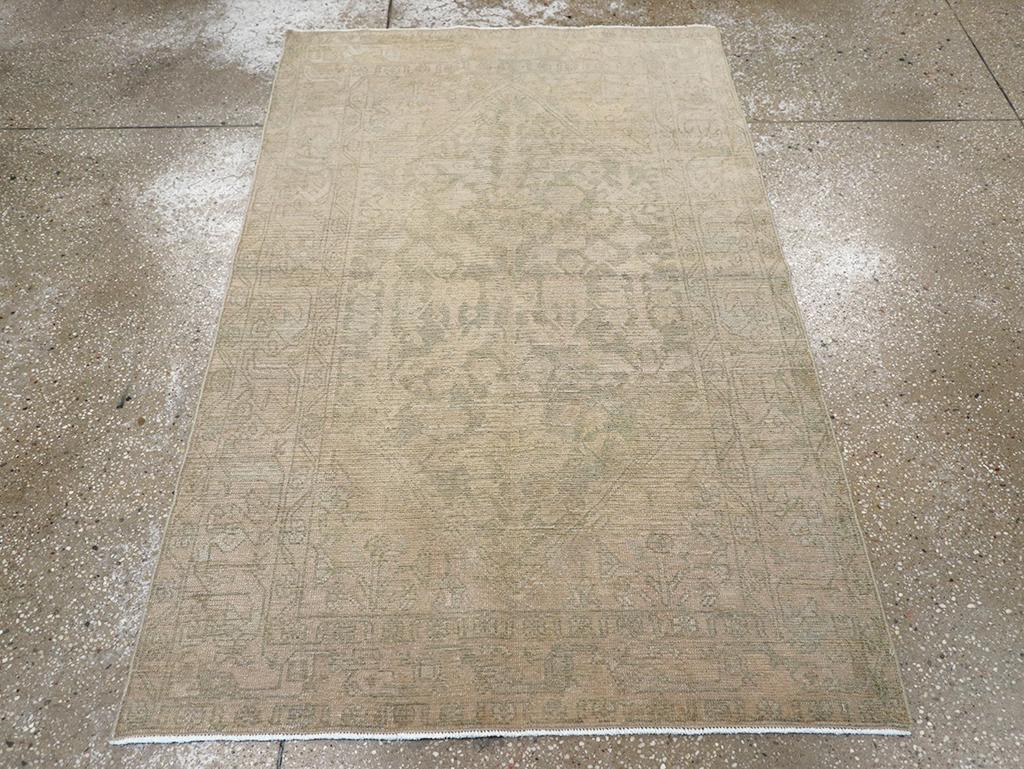 Dieser persische Malayer-Teppich aus der Mitte des 20. Jahrhunderts mit den Maßen 3' 5