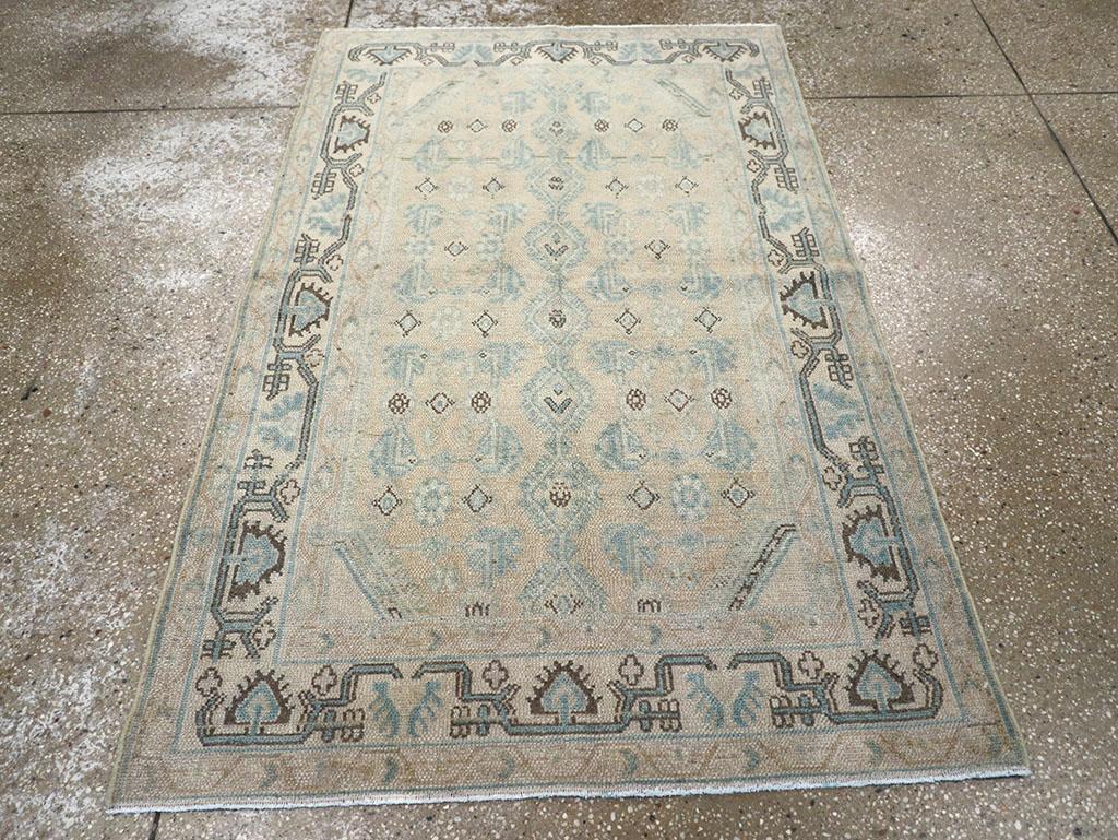 Dieser persische Malayer-Teppich aus der Mitte des 20. Jahrhunderts mit den Maßen 3' 5
