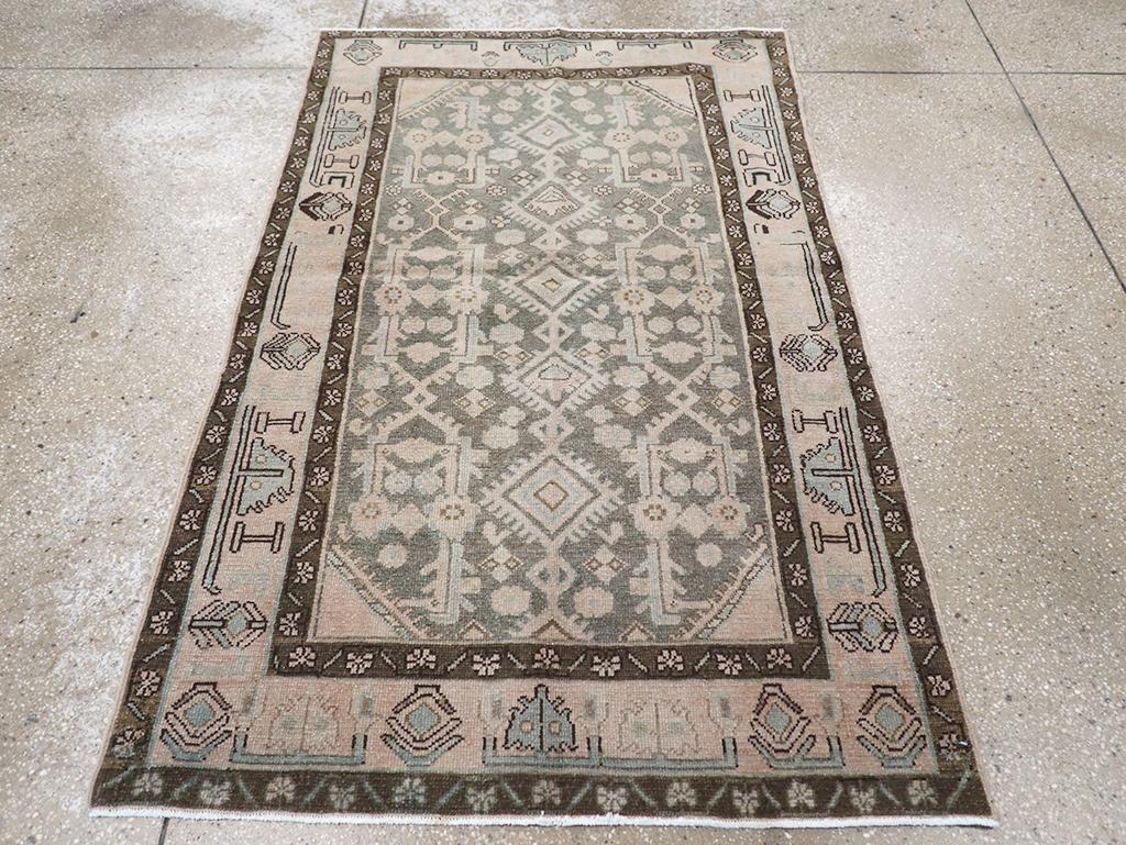 Ce tapis persan Malayer du milieu du 20e siècle, mesurant 3' 5