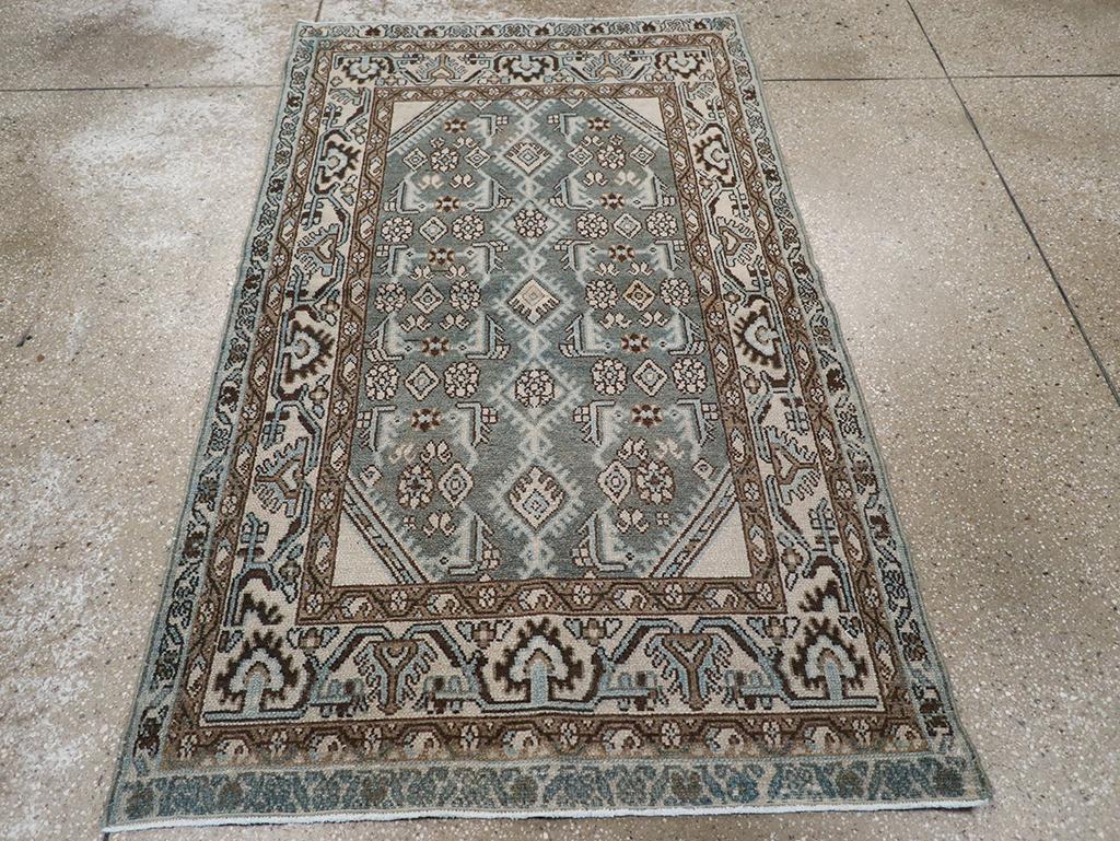 Questo tappeto persiano Malayer della metà del XX secolo, che misura 3' 5