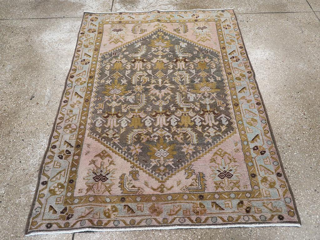 Ce tapis persan Malayer du milieu du 20ème siècle, mesurant 3' 6