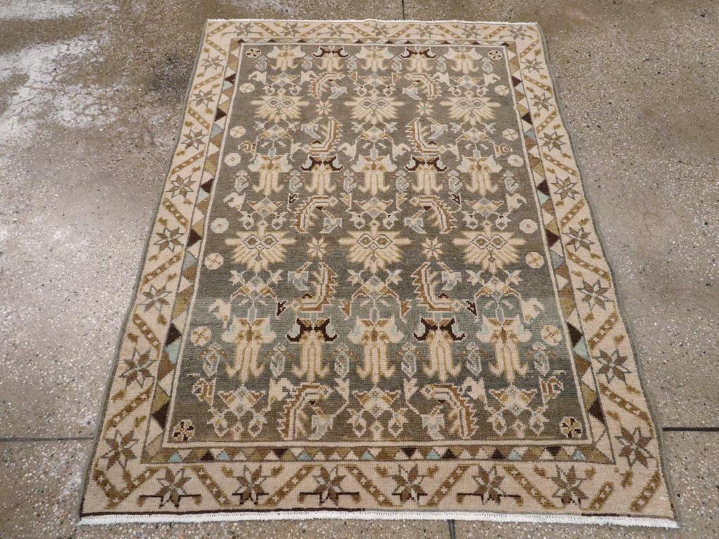 Questo tappeto persiano Malayer della metà del XX secolo, che misura 3' 6