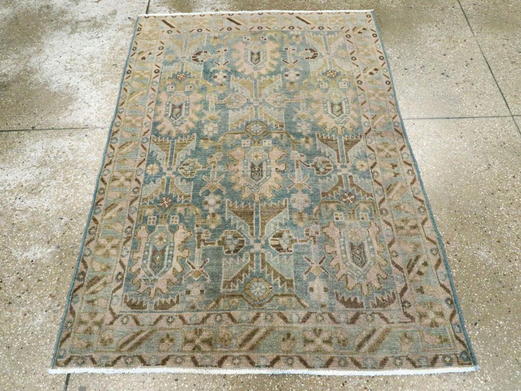 Ce tapis persan Malayer du milieu du 20e siècle, mesurant 3' 6