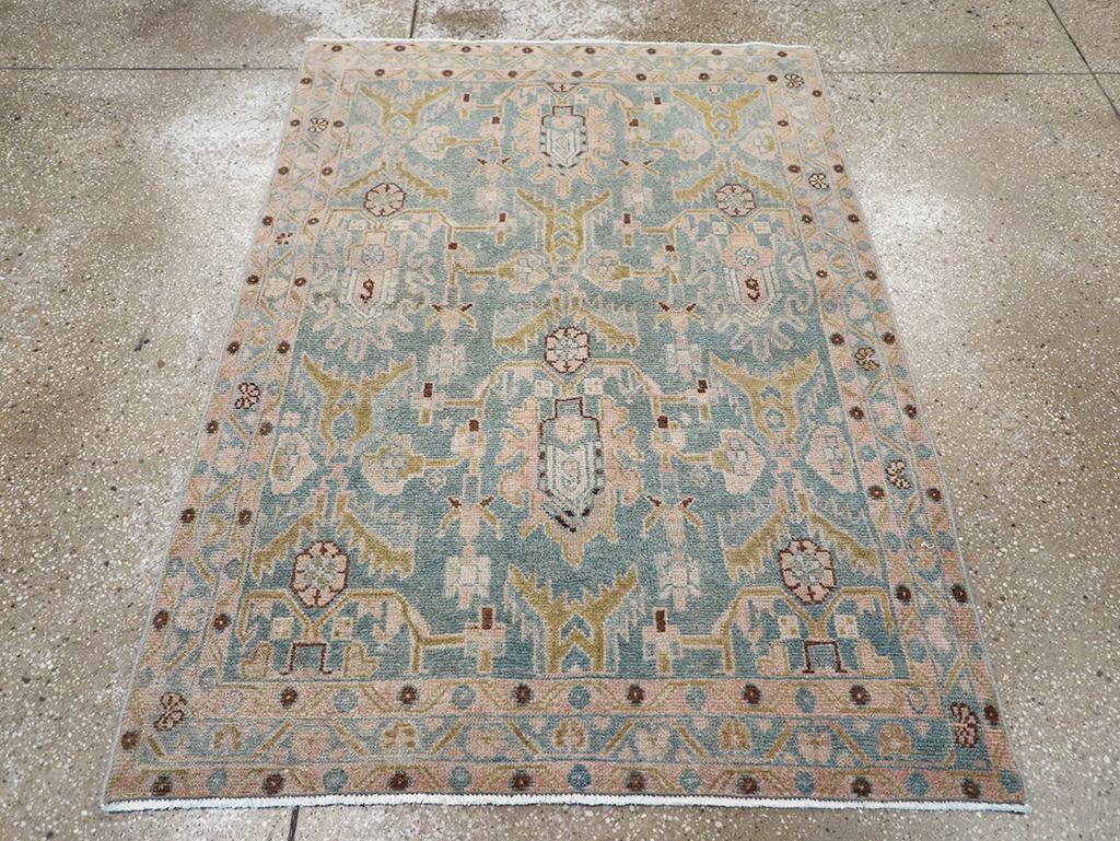 Dieser persische Malayer-Teppich aus der Mitte des 20. Jahrhunderts mit den Maßen 3' 6
