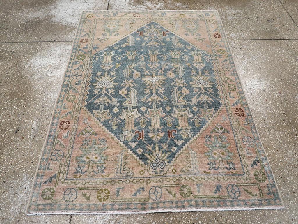 Ce tapis persan Malayer du milieu du 20e siècle, mesurant 3' 6