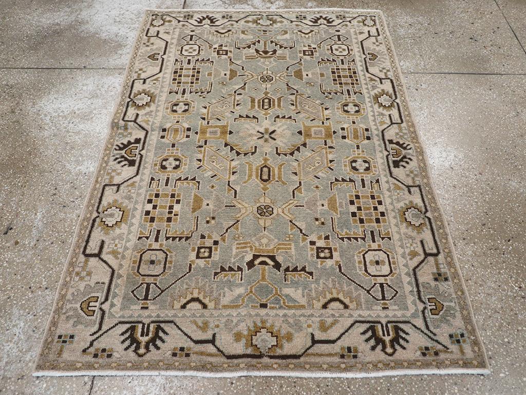 Ce tapis persan Malayer du milieu du 20e siècle, mesurant 3' 6