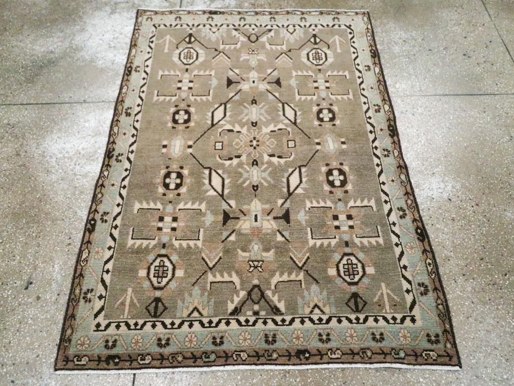 Ce tapis persan Malayer du milieu du 20e siècle, mesurant 3' 6