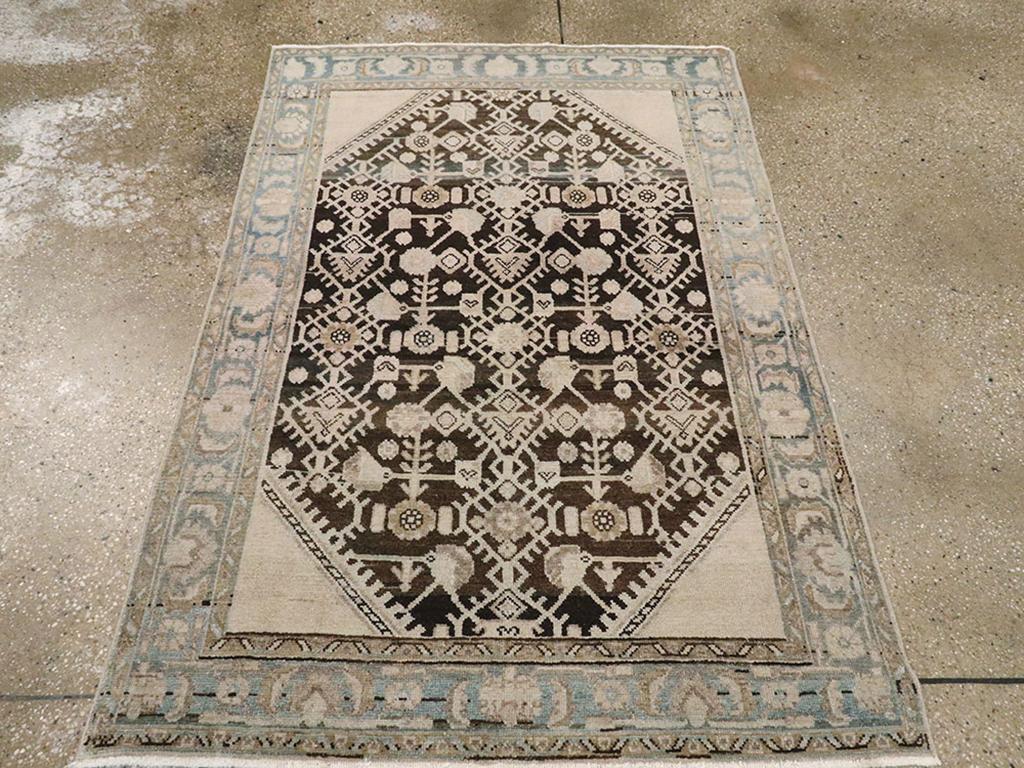 Dieser persische Malayer-Teppich aus der Mitte des 20. Jahrhunderts mit den Maßen 3' 6