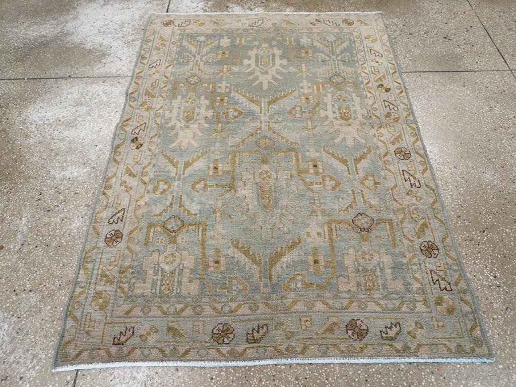 Questo tappeto persiano Malayer della metà del XX secolo, che misura 3' 6