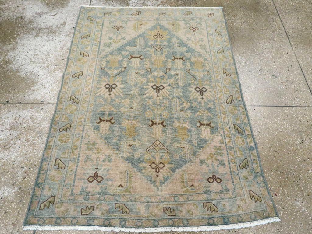 Dieser persische Malayer-Teppich aus der Mitte des 20. Jahrhunderts, der 3' 6