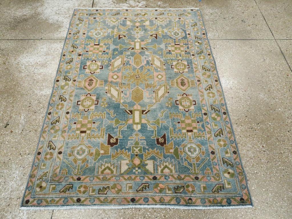 Ce tapis persan Malayer du milieu du 20e siècle, mesurant 3'6