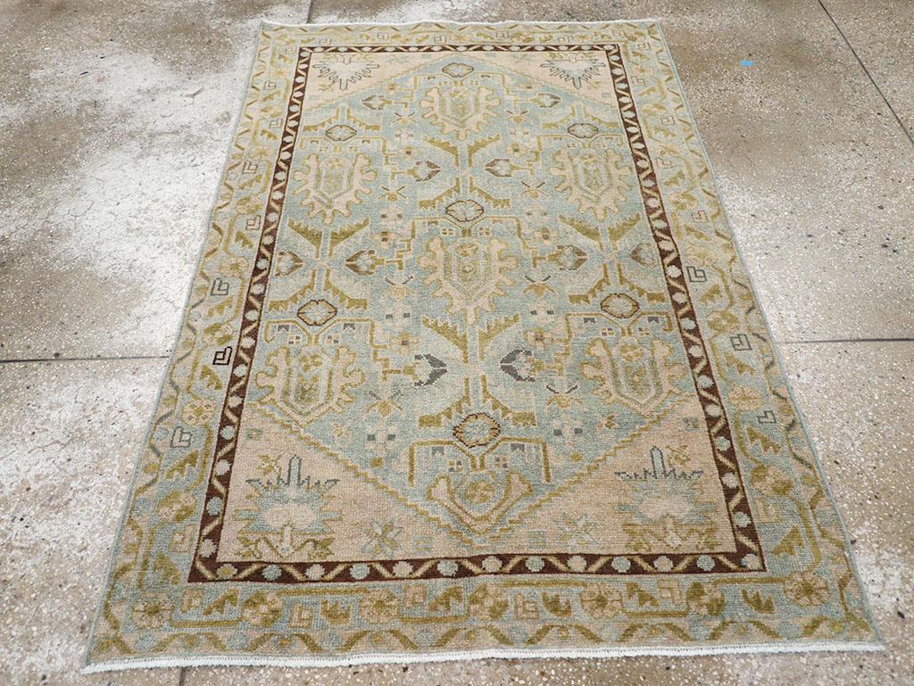 Ce tapis persan Malayer du début du 20ème siècle, mesurant 3' 6
