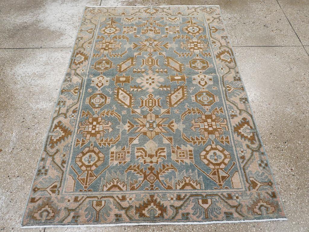 Dieser persische Malayer-Teppich aus der Mitte des 20. Jahrhunderts mit den Maßen 3' 6