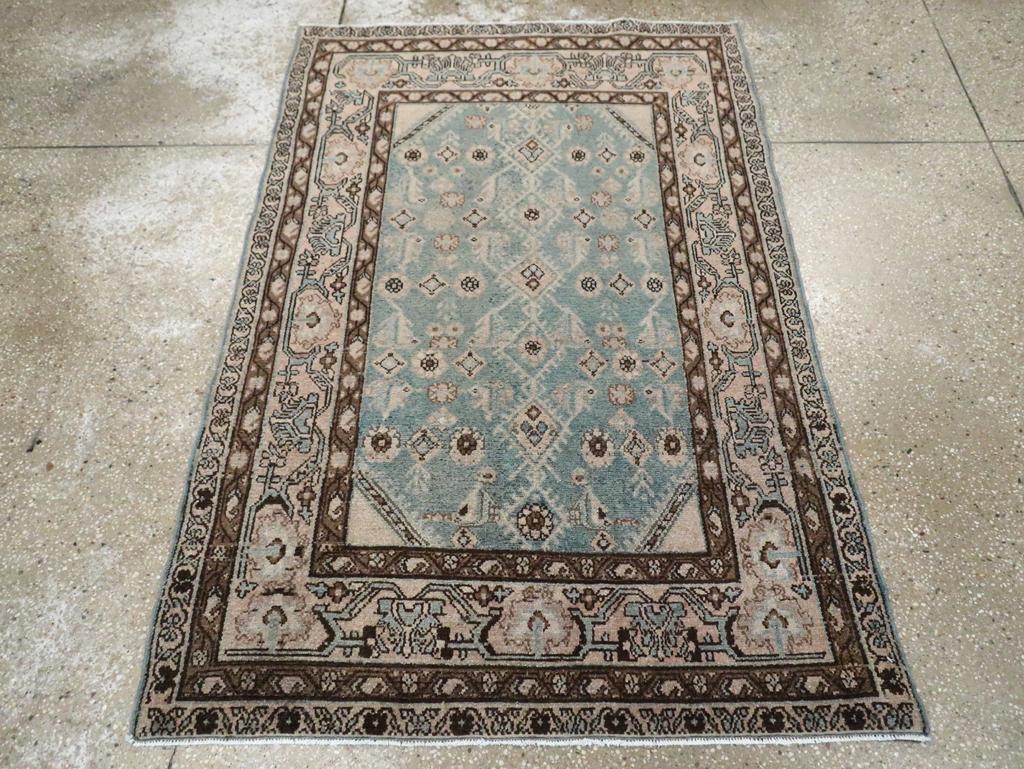 Dieser persische Malayer-Teppich aus der Mitte des 20. Jahrhunderts mit den Maßen 3' 6