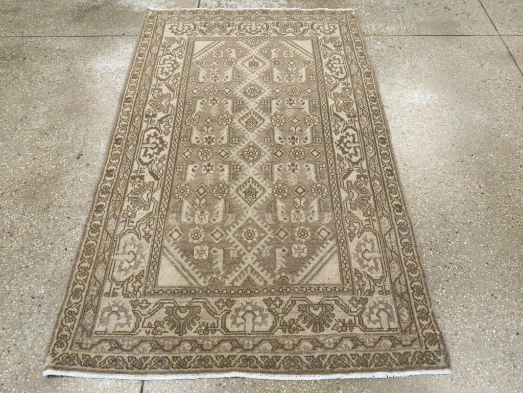Dieser persische Malayer-Teppich aus der Mitte des 20. Jahrhunderts mit den Maßen 3' 6