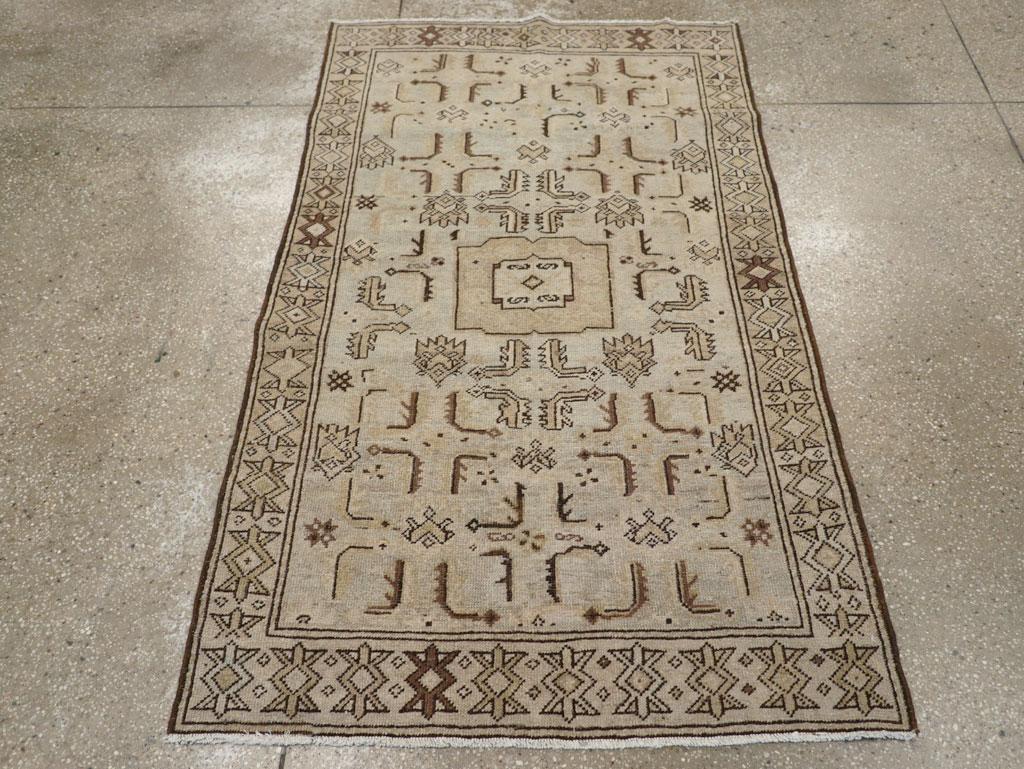 Dieser persische Malayer-Teppich aus der Mitte des 20. Jahrhunderts mit den Maßen 3' 6