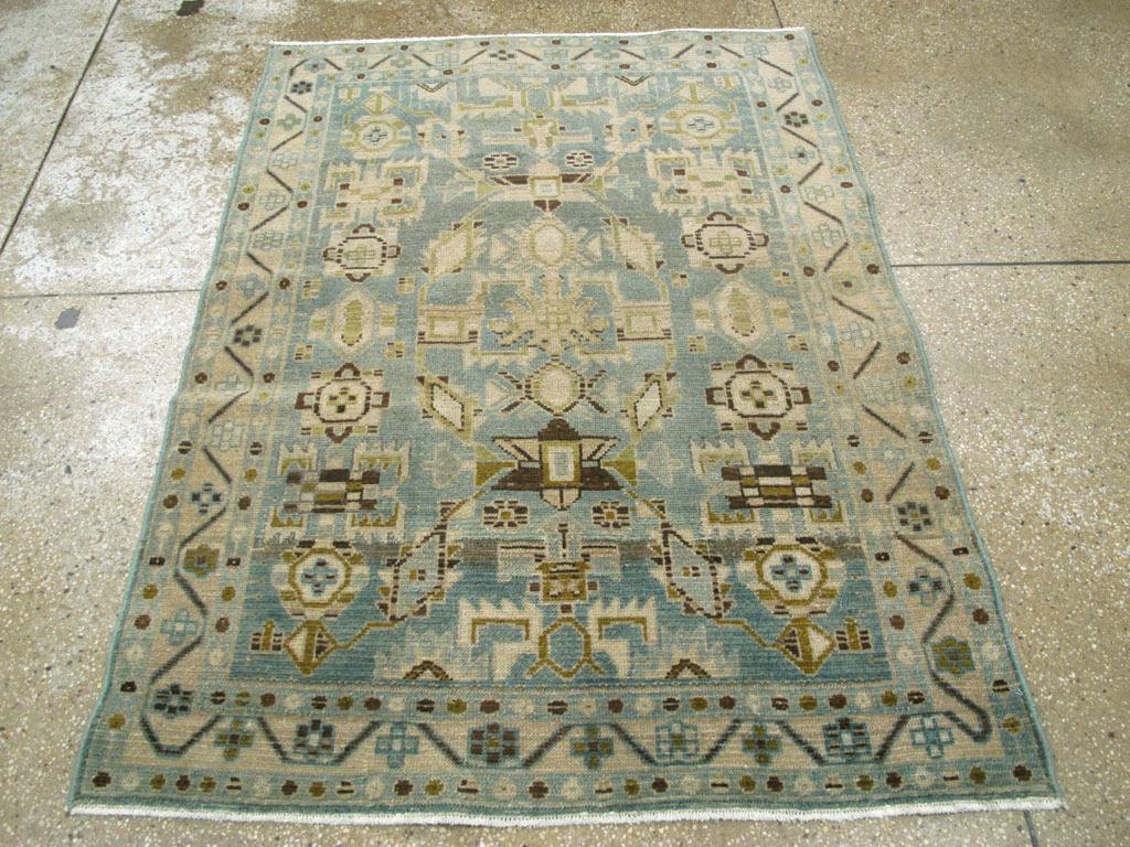 Ce tapis persan Malayer du milieu du 20e siècle, mesurant 3' 7