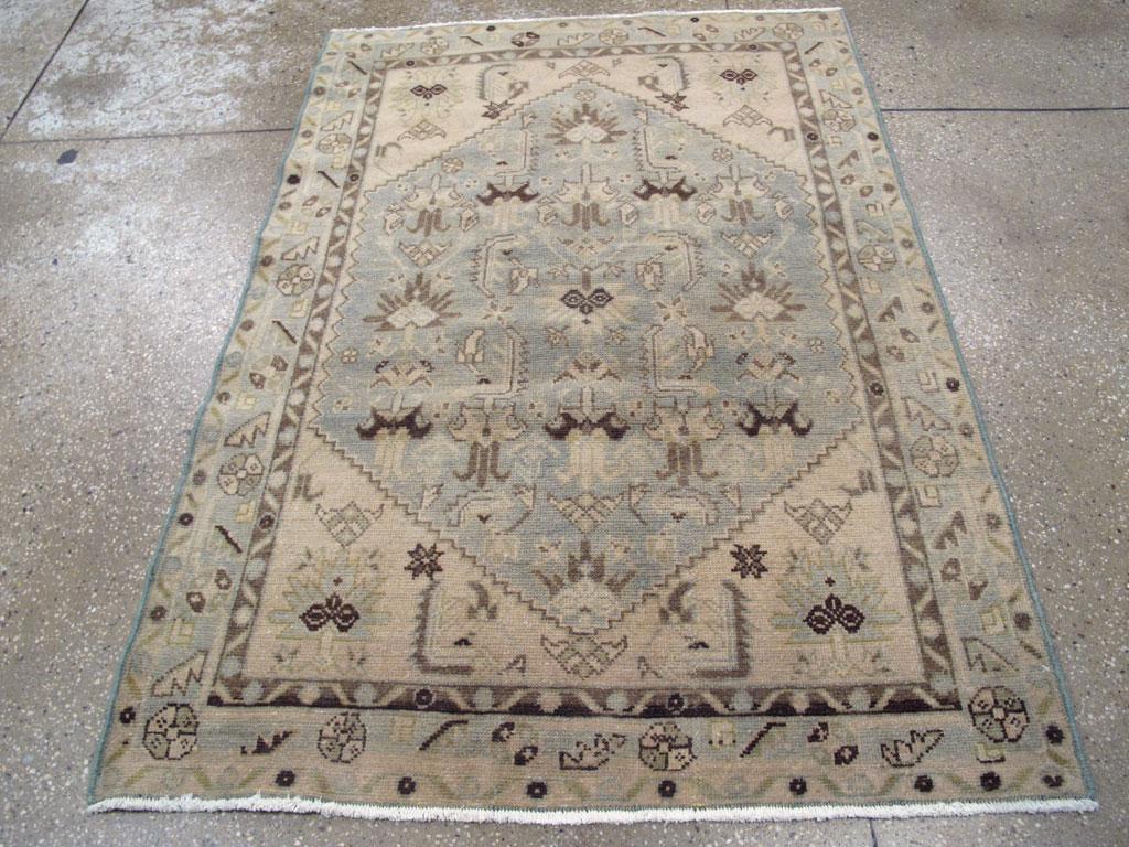 Ce tapis persan Malayer du milieu du 20e siècle, mesurant 3' 7