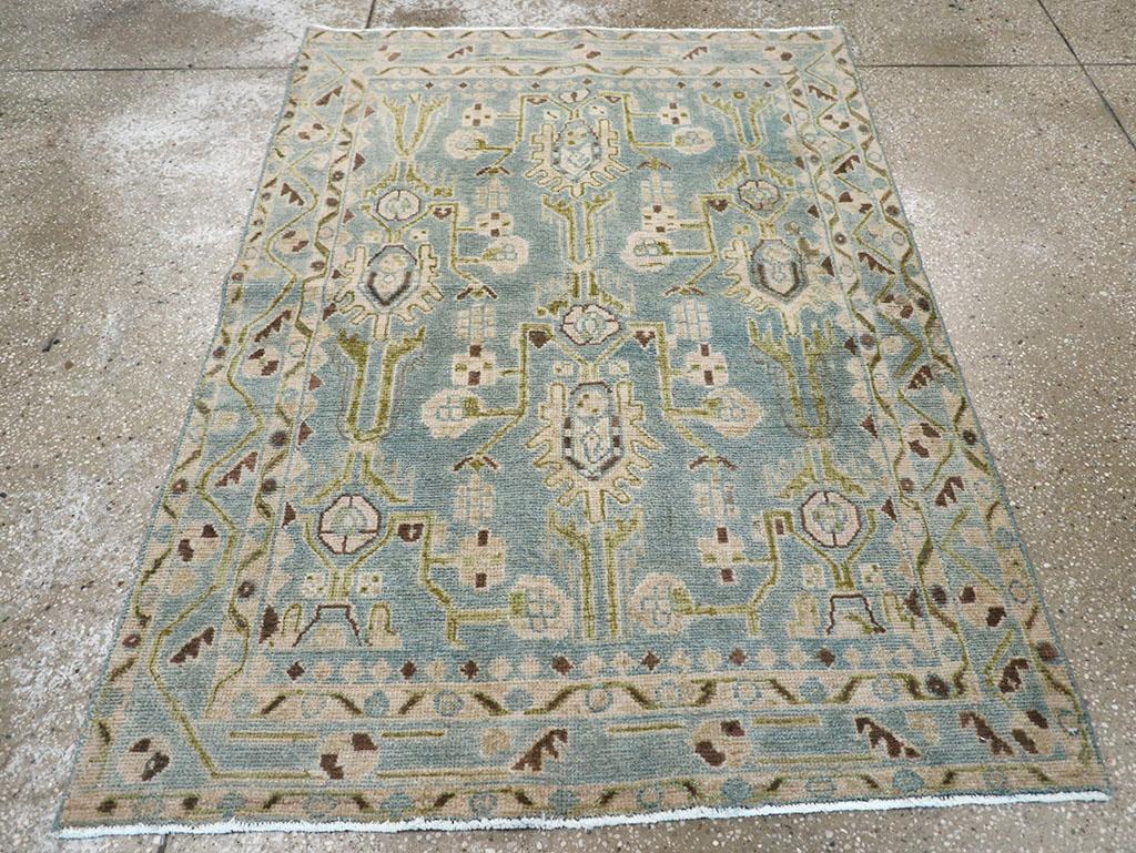 Ce tapis persan Malayer du milieu du 20e siècle, mesurant 3' 7