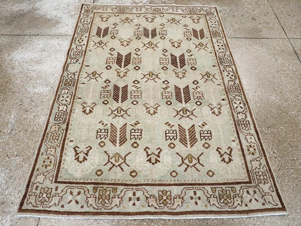 Dieser persische Malayer-Teppich aus der Mitte des 20. Jahrhunderts mit den Maßen 3' 7