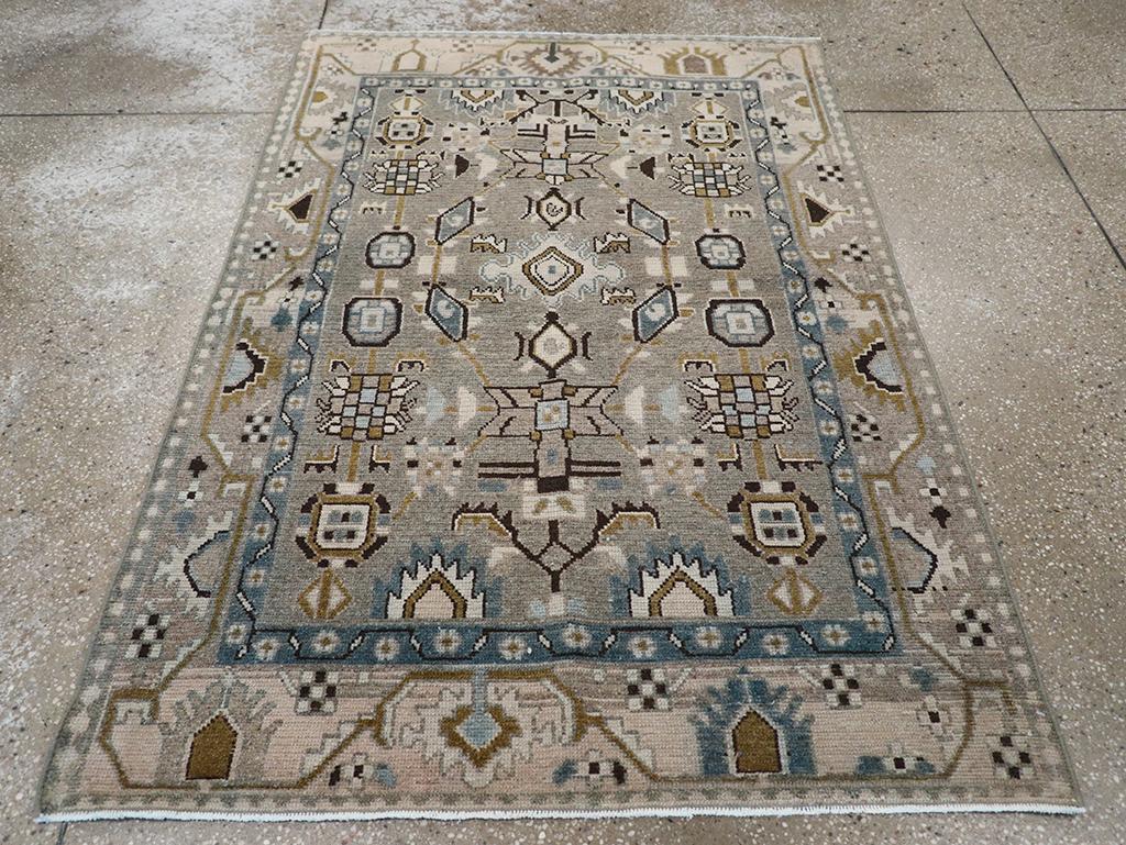 Dieser persische Malayer-Teppich aus der Mitte des 20. Jahrhunderts mit den Maßen 3' 7