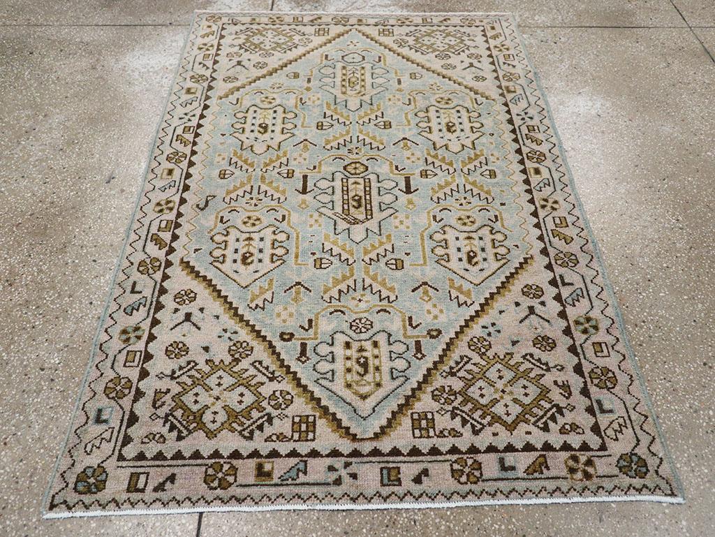 Dieser persische Malayer-Teppich aus der Mitte des 20. Jahrhunderts mit den Maßen 3' 7