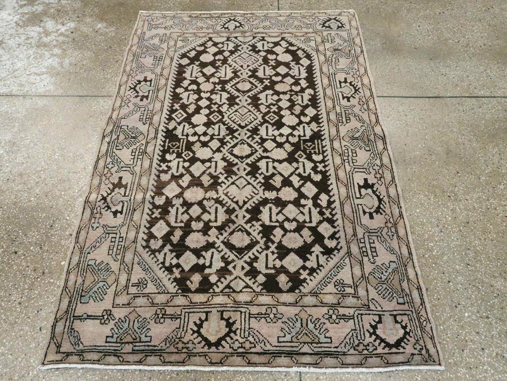 Dieser persische Malayer-Teppich aus der Mitte des 20. Jahrhunderts mit den Maßen 3' 7