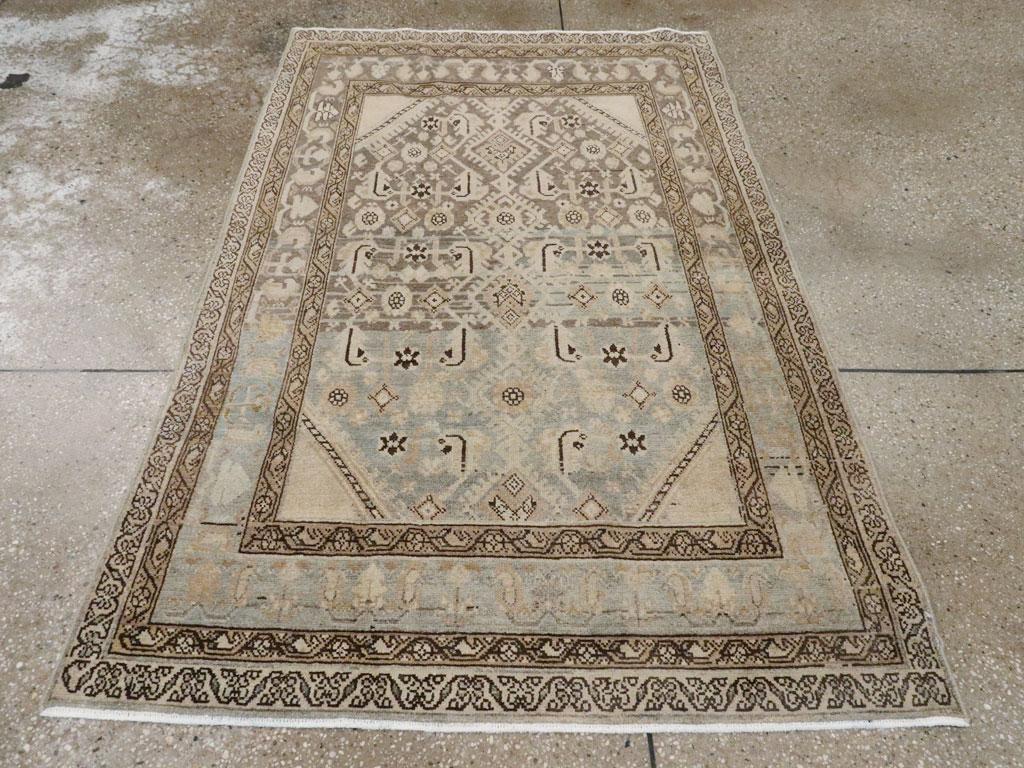 Dieser persische Malayer-Teppich aus der Mitte des 20. Jahrhunderts mit den Maßen 3'7
