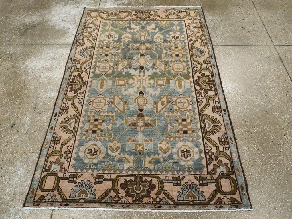 Dieser persische Malayer-Teppich aus der Mitte des 20. Jahrhunderts mit den Maßen 3'7