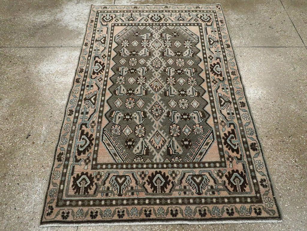 Dieser persische Malayer-Teppich aus der Mitte des 20. Jahrhunderts mit den Maßen 3'7