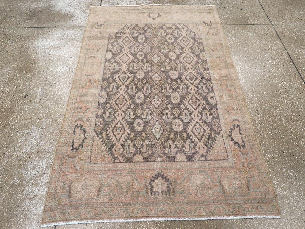 Dieser persische Malayer-Teppich aus der Mitte des 20. Jahrhunderts mit den Maßen 3' 7