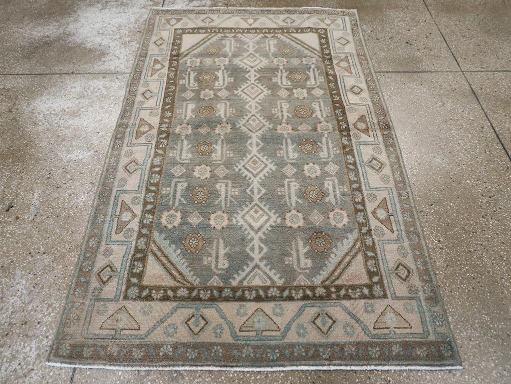 Dieser persische Malayer-Teppich aus der Mitte des 20. Jahrhunderts mit den Maßen 3' 7