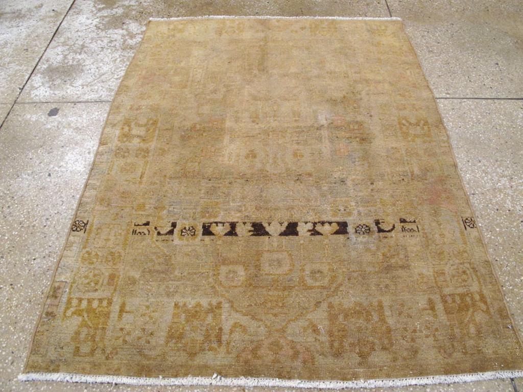 Dieser persische Malayer-Teppich aus der Mitte des 20. Jahrhunderts mit den Maßen 3' 8