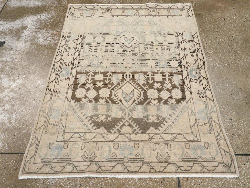 Ce tapis persan Malayer du milieu du 20e siècle, mesurant 3' 8