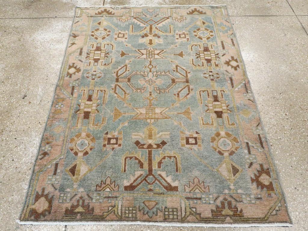 Ce tapis persan Malayer du milieu du 20ème siècle, mesurant 3' 8