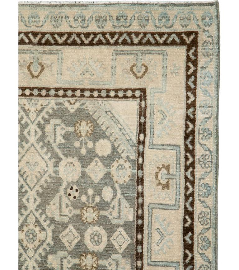 Dieser persische Malayer-Teppich aus der Mitte des 20. Jahrhunderts mit den Maßen 3' 8