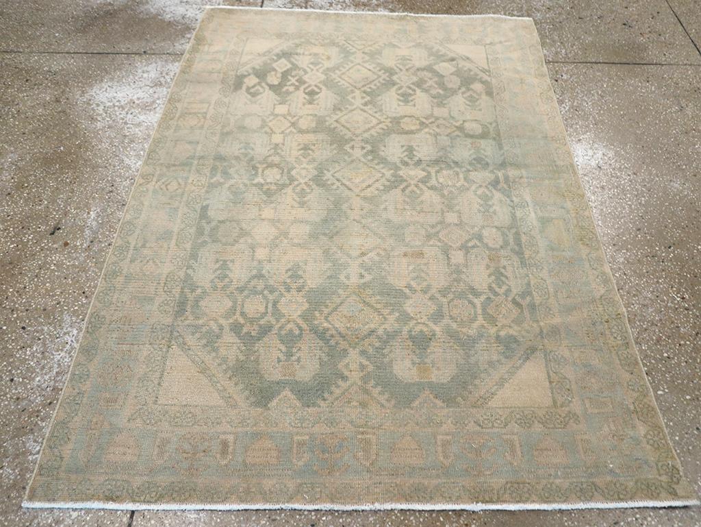 Dieser persische Malayer-Teppich aus der Mitte des 20. Jahrhunderts, der 3' 8