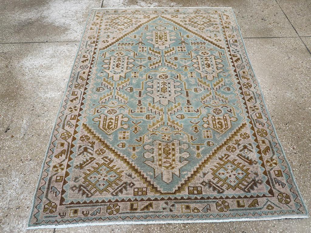 Dieser persische Malayer-Teppich aus der Mitte des 20. Jahrhunderts mit den Maßen 3' 8