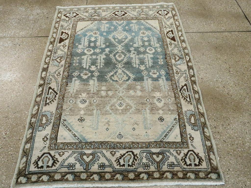 Dieser persische Malayer-Teppich aus der Mitte des 20. Jahrhunderts mit den Maßen 3' 8