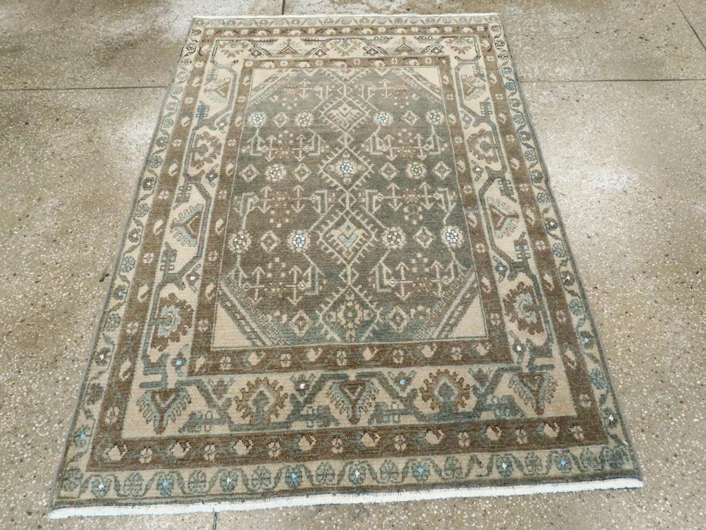 Dieser persische Malayer-Teppich aus der Mitte des 20. Jahrhunderts mit den Maßen 3' 8