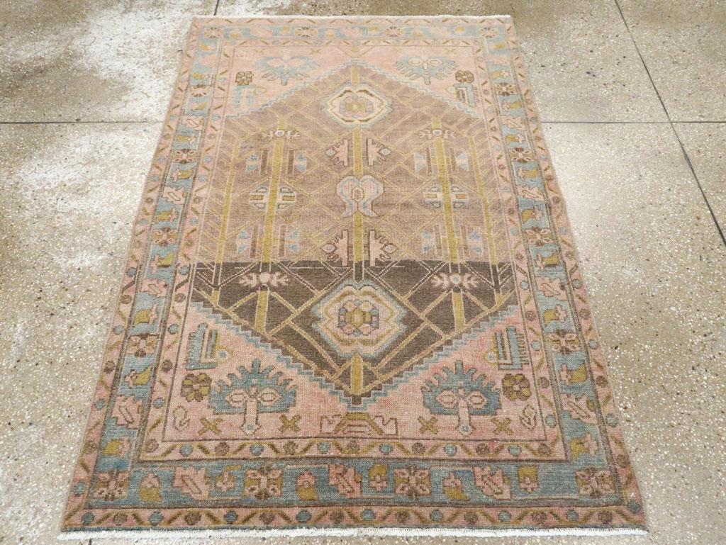 Questo tappeto persiano Malayer della metà del XX secolo, che misura 3' 8