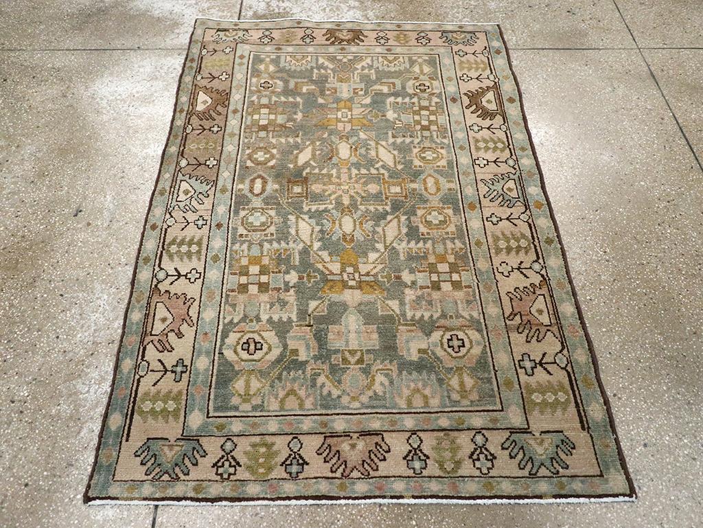 Ce tapis persan Malayer du milieu du 20e siècle, mesurant 3' 8
