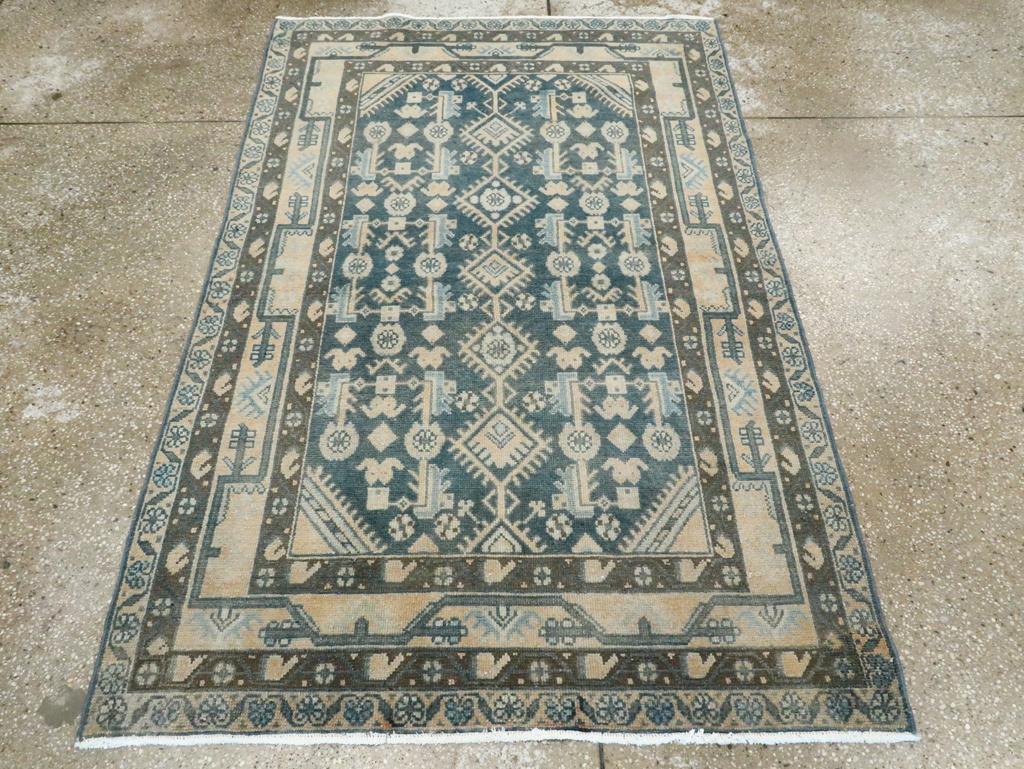 Dieser persische Malayer-Teppich aus der Mitte des 20. Jahrhunderts mit den Maßen 3' 8